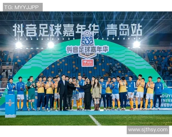 足球球星跨界挑战篮球 投篮技巧与足球技术的完美融合